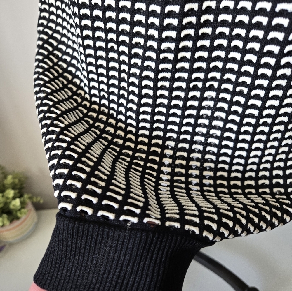 Poools Mesh Stretchy Beach Cover Up. White And Black With Yellow/White Cuff. 18 - Picture 9 of 15